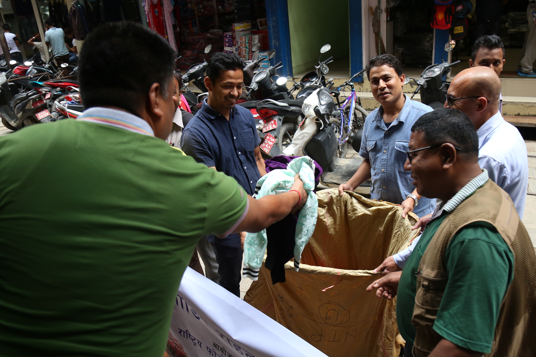 बाढी पीडित राहत स्वरुप झण्डै २ लाख बराबरको कपडा संकलन